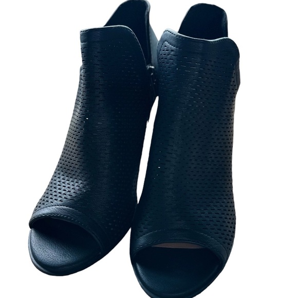 Soda Women’s Black Peep Toe Ankle Wedges Size 5.5 - Picture 3 of 4